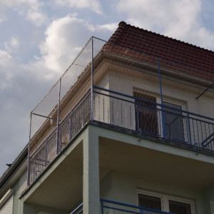 MONTAŻ SIATKI DLA KOTA ZE STELAŻEM W KOLORZE TARASU