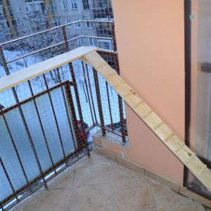 PÓŁKA DLA KOTA NA BALKONIE