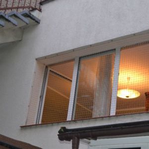 OCHRONA OKNA SIATKĄ POLIETYLENOWĄ
