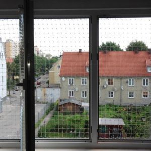 OKNO Z SIATKĄ DLA KOTA
