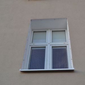 SIATKA DLA KOTA NA OKNIE