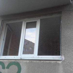 OKNO ZABEZPIECZONE SIATKĄ