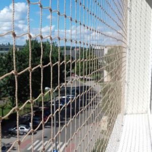 ZABEZPIECZENIE OKNA SIATKĄ DLA KOTA