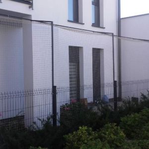 SIATKA DLA KOTA W OGRODZIE