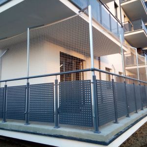 BEZINWAZYJNY MONTAŻ KONSTRUKCJI NA TARASIE DLA KOTÓW