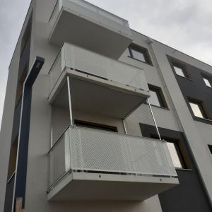 MONTAŻ SIATKI DLA KOTA BEZ WIERCENIA W ELEWACJI - SZCZECIN