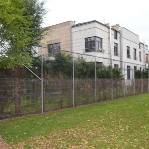 ZABEZPIECZENIE OGRODU PRZYDOMOWEGO DLA KOTÓW SIATKĄ POLIETYLENOWĄ - WARSZAWA