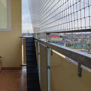 INSTALACJA PÓŁKI ZE SCHODKAMI