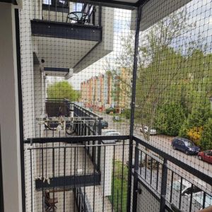 MONTAŻ BEZINWAZYJNY SIATKI BALKONOWEJ Z POMALOWANYMI PROSZKOWO PROFILAMI