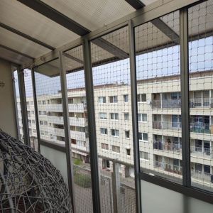 ZABEZPIECZENIE SIATKĄ BALKONU Z ROZSUWANYMI SZYBAMI