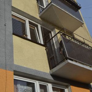 MONTAŻ SIATKI NA BALKONIE I PRZYLEGAJĄCYCH DO NIEGO OKIEN