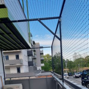 MONTAŻ BEZINWAZYJNY SIATKI BALKONOWEJ ZE STWORZENIEM BRAKUJĄCEGO ZADASZENIA - WROCŁAW 