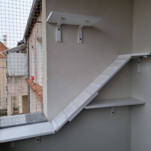 MONTAŻ PÓŁEK DLA KOTÓW 