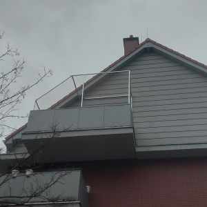 MONTAŻ BEZINWAZYJNY SIATKI OCHRONNEJ NA BALKONIE BEZ ZADASZENIA I SKOŚNĄ PODBITKĄ - WROCŁAW