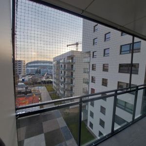 MONTAŻ SIATKI BALKONOWEJ METODĄ BEZ WIERCENIA W ELEWACJI - POZNAŃ 