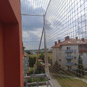 ZABEZPIECZENIE BALKONU ZE STWORZENIEM ZADASZENIA Z SIATKI - GDYNIA
