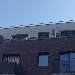 MONTAŻ HYBRYDOWY SIATKI BALKONOWEJ - POŁĄCZENIE METODY INWAZYJNEJ Z BEZINWAZYJNĄ - STARGARD