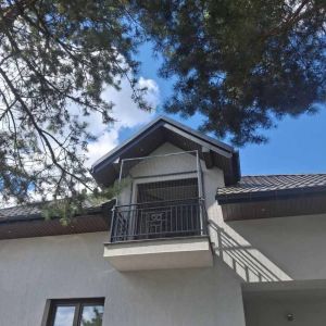 OSIATKOWANIE BALKONU METODĄ BEZINWAZYJNĄ Z ZADASZENIEM Z SIATKI - CZĘSTOCHOWA