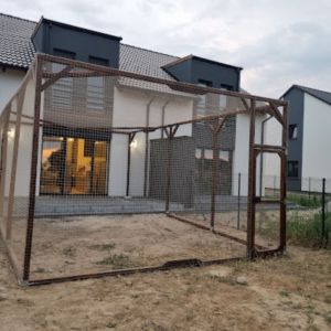 Woliera dla kotów przydomowa, drewniana.jpg