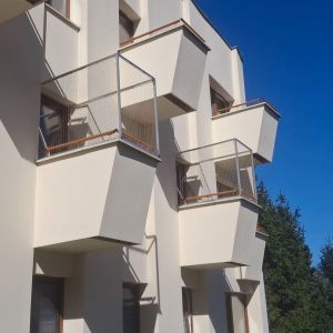 MONTAŻ KOCIEJ SIATKI METODĄ BEZINWAZYJNĄ Z ZADASZENIEM - GNIEZNO