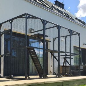 BUDOWA WOLIERY DREWNIANEJ DLA KOTÓW WRAZ Z PÓŁKAMI - GDYNIA