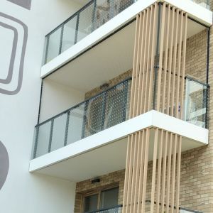 MONTAŻ BEZINWAZYJNY SIATKI BALKONOWEJ  Z MALOWANYMI PROFILAMI - GDAŃSK