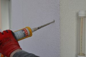Stosowanie_kotwy_chemicznej_do_styropianu_1