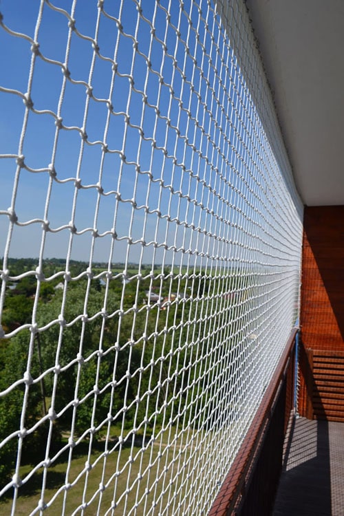 Zabezpieczenie balkonu dla dziecka - siatka ochronna